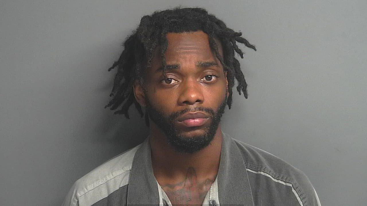 Dillan Deshun James Thompson es buscado por posesión ilegal de un arma de fuego.