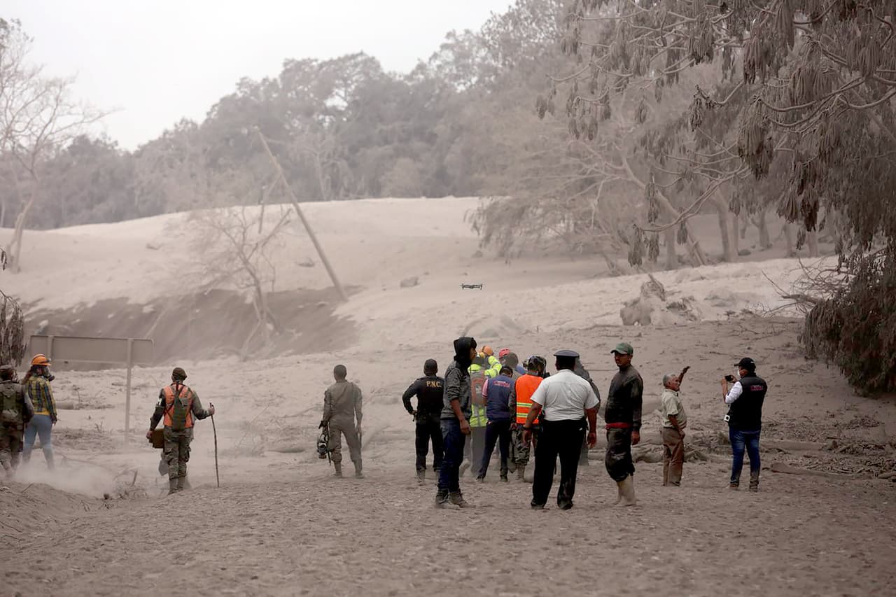 Un drone de las autoridades de Guatemala alza vuelo para recorrer las zonas afectadas en busca de sobrevivientes.