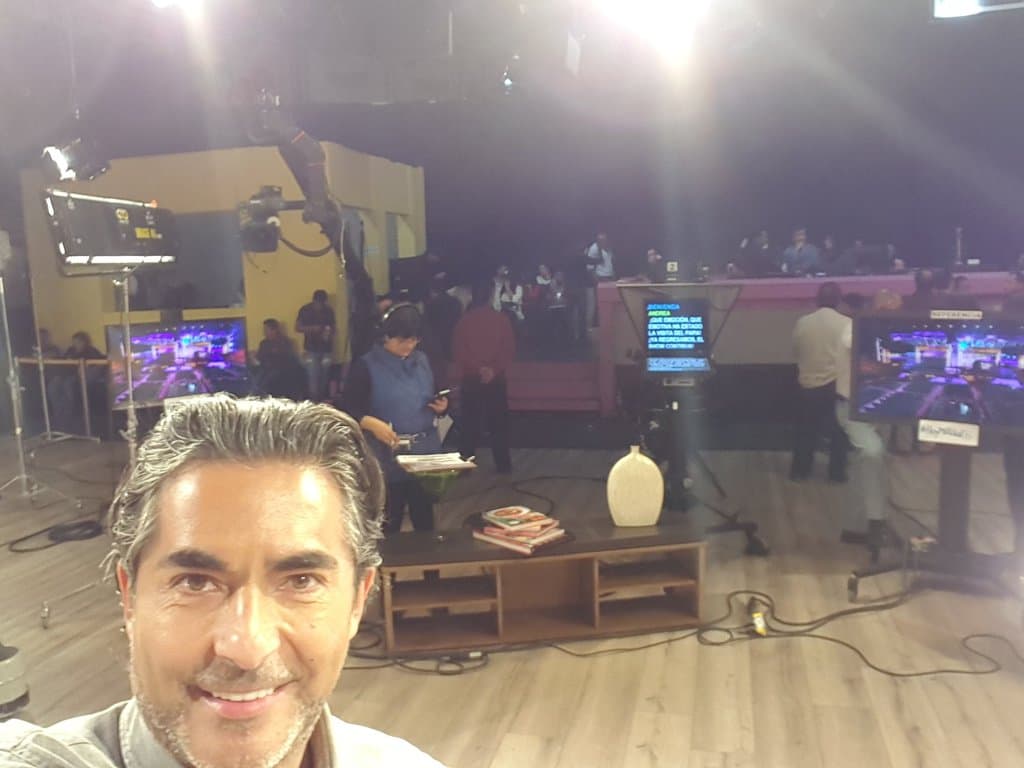 Así se prepara el Negrito, antes de que comience la transmisión de Hoy.