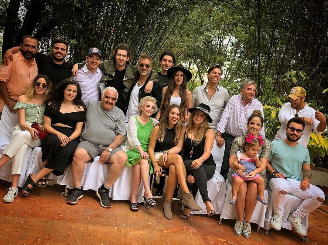 También tiene una hermana; ella en realidad es hija de la hermana de Doña Cuquita, pero la familia Fernández siempre la cuidó antes de adoptarla.