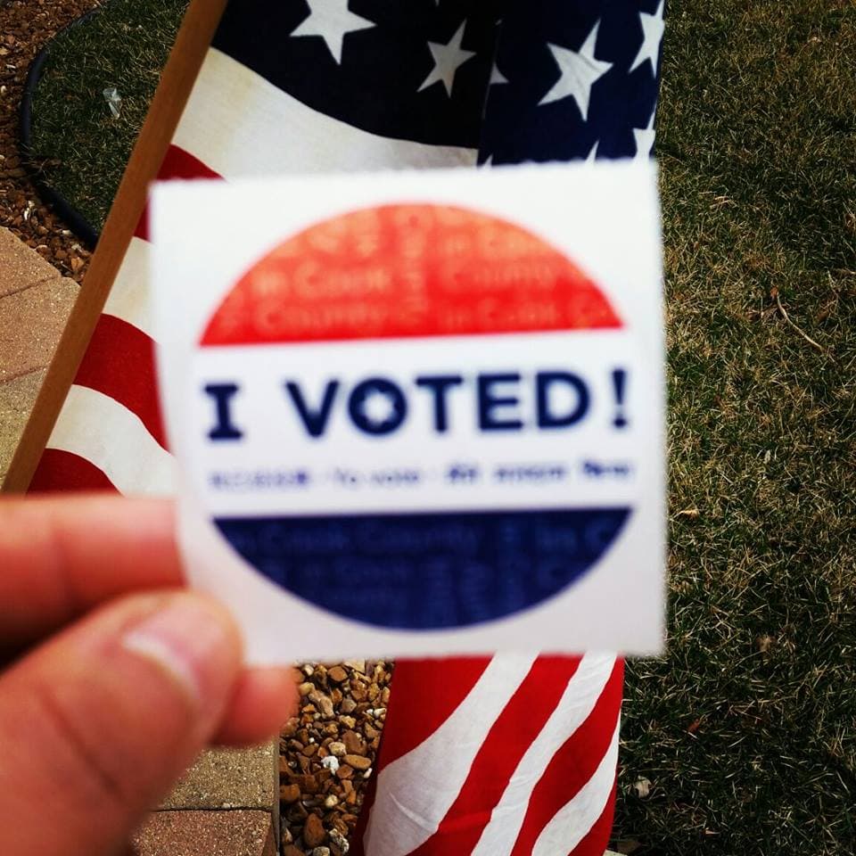 Votantes acuden a las casillas electorales este supermartes en Illinois.