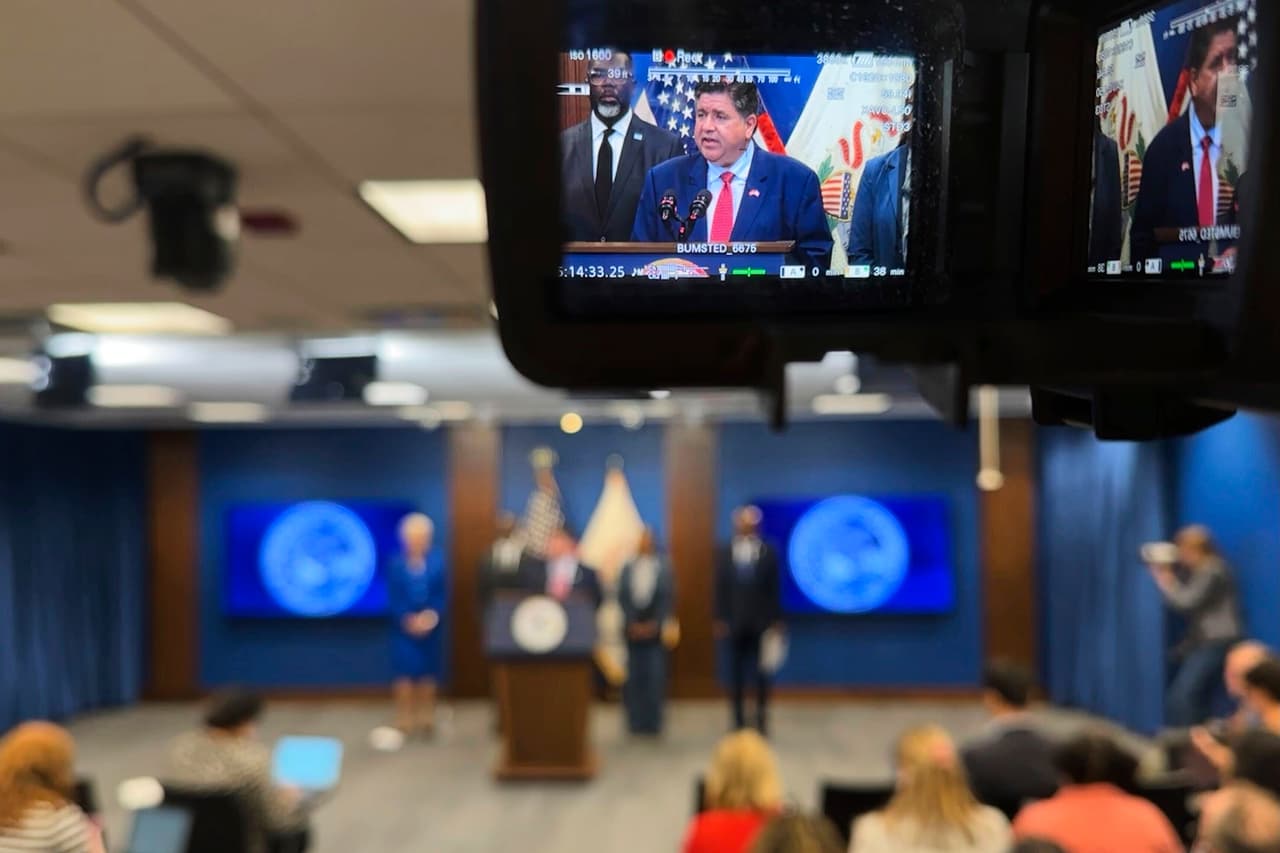 Finalmente, Stratton recordó la existencia de una línea de apoyo. “Illinois Immigration Info ofrece un plan de emergencia.
<b>Si enfrenta una situación migratoria, llame al 1-855-435-7693</b>; ahí hay servicios de traducción y personal listo para ayudar”. Reconoció que muchos residentes viven con miedo, pero insistió en que la información y el apoyo comunitario son clave para resistir.