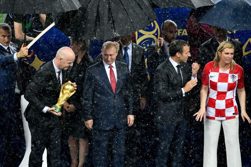 El presidente de la FIFA, Gianni Infantino, llevó el trofeo de la Copa Mundial para ser entregado. A su lado (de Izquierda a derecha), Vladimir Putin, Emmanuel Macron y Kolinda Grabar Kitarovic.