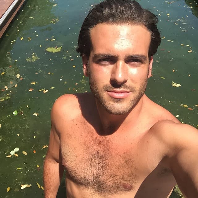 En entrevista para el portal Debate en enero de 2014, en torno a este tema el actor aseguró: "Aprendes y de todo es un aprendizaje, me ha tocado aprender mucho en la vida (...), ahí están (las fotografías), no puedo hacer nada al respecto y de verdad no siento feo, nada más es raro".