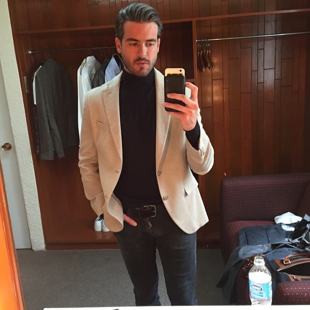 Es modelo y actor. A sus 32 años ha participado en exitosos melodramas mexicanos, algunos de los cuáles ha protagonizado.