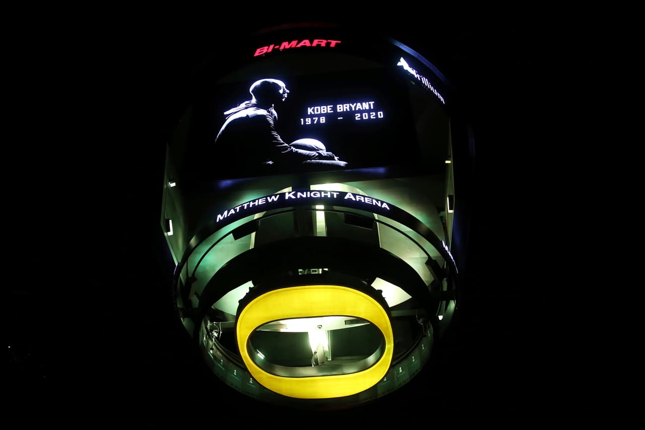 La UCLA de Oregon puso una imagen de Kobe Bryant con la fecha de su nacimiento y muerte a manera de tributo a este gran deportista.