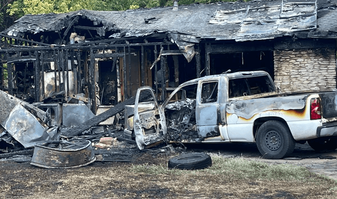 Los equipos de Austin Fire dijeron que un incendio quemó dos casas el viernes por la mañana.
