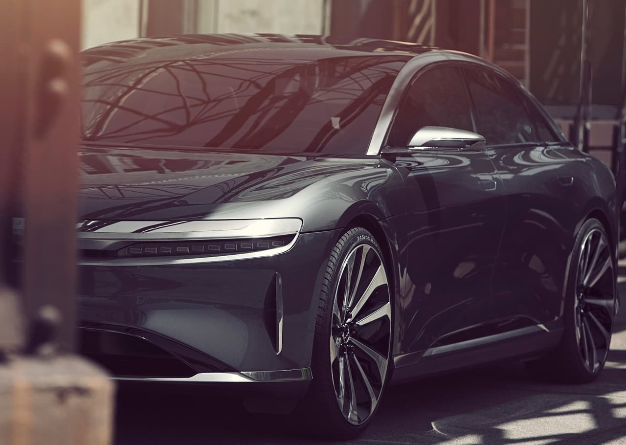 Así como lo mencionamos anteriormente, el Lucid Air también fue creado con la idea de maximizar su espacio. Su área de carga frontal, por ejemplo, ofrece 10 pies cúbicos de volumen (280 litros), lo que representa más del doble que los 4.8 pies cúbicos (136 litros) de la Ford Mustang Mach-E.