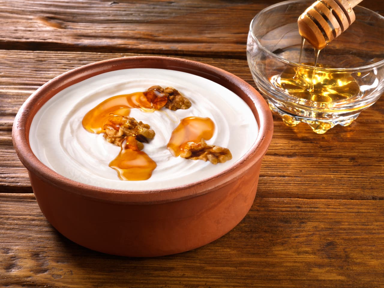 Además, es importante tener una buena alimentación. “Se ha estado revisando un poco sobre cuales son las mejores opciones para comer después de la resaca y estas son: es el yogurt griego con miel de abeja”, dijo el Dr. Bolio.