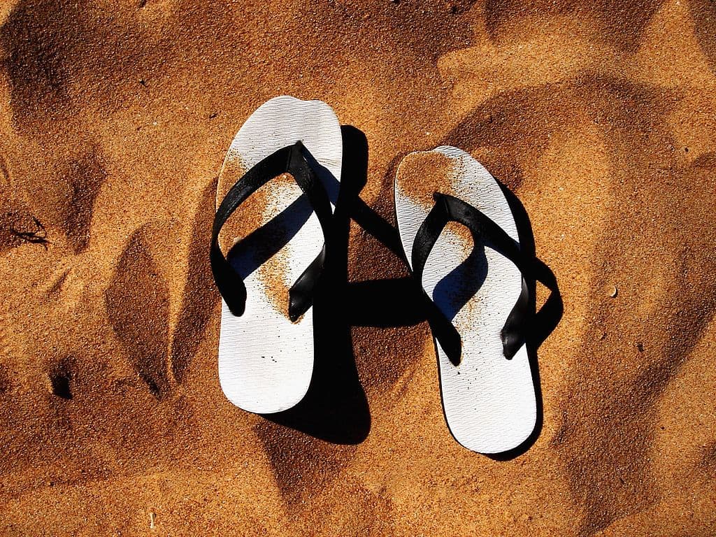 Sandalias sobre la arena de la playa