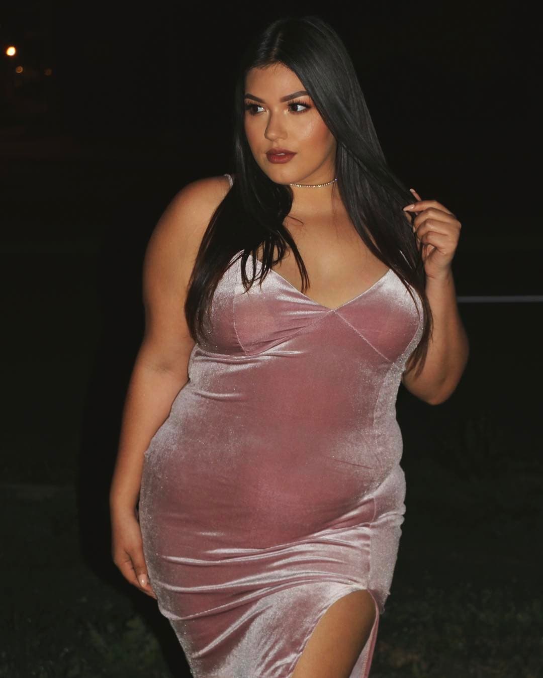 Antes de dedicarse al modelaje, Vanessa no se tomaba fotos; si acaso se hacía selfies. Lograr la confianza que ahora presume y muestra como talento no fue fácil. Ha sido un proceso que comenzó cuando se cansó de no querer verse en el espejo, de tener baja autoestima y sentirse mal con su cuerpo. Ella quería ser como las otras chicas: tener confianza, divertirse, tomarse fotos con sus amigas y mostrar confianza en ellas.