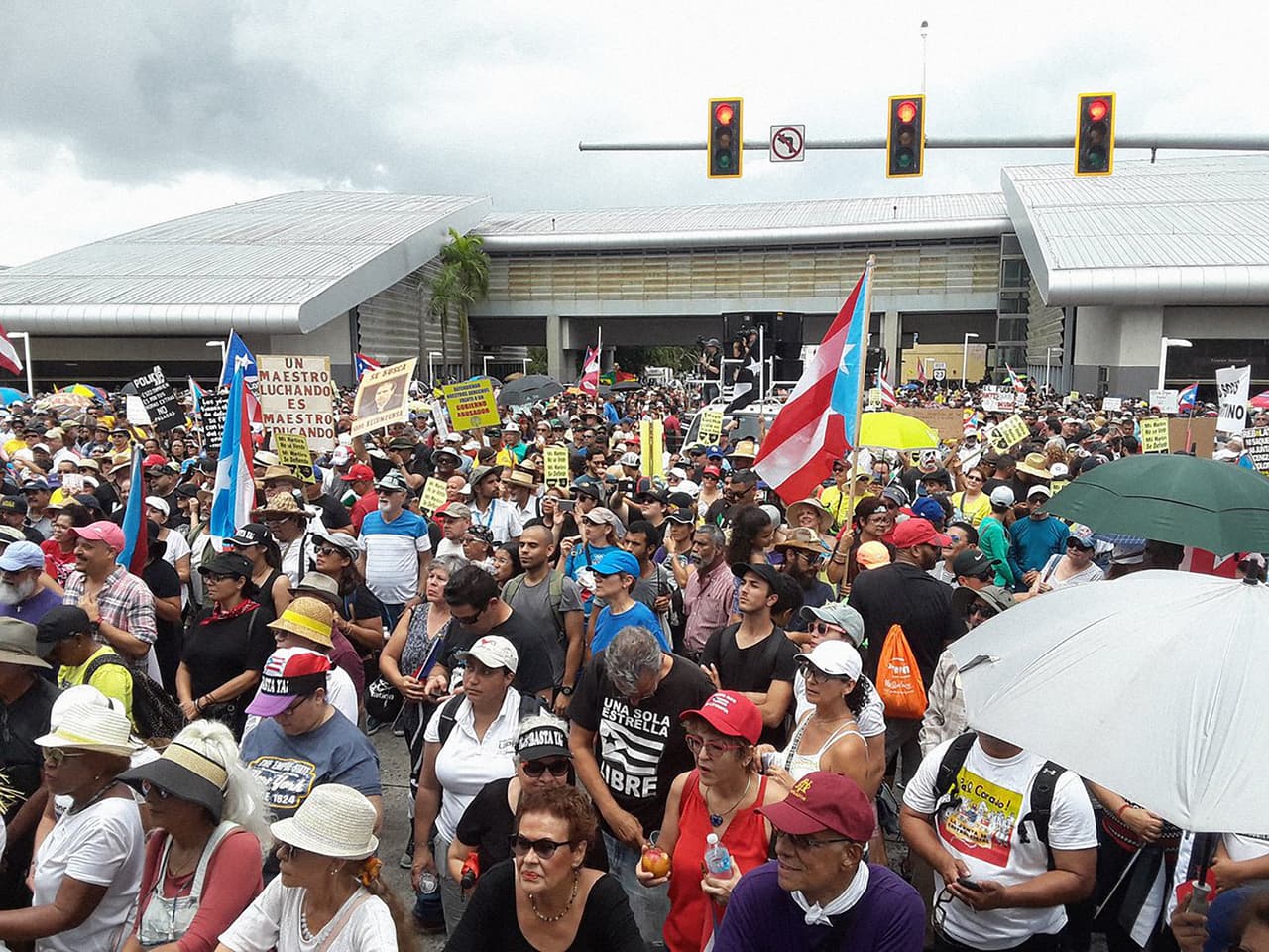 Aunque
<b>no se conoce una cifra exacta de arrestos,</b> los medios locales señalan que varias personas fueron detenidas. Incluso hay denuncias de que algunos fueron llevados por las autoridades desde sus casas. (Foto tomada de la cuenta de Twitter del periodista Manuel E. Rivera)