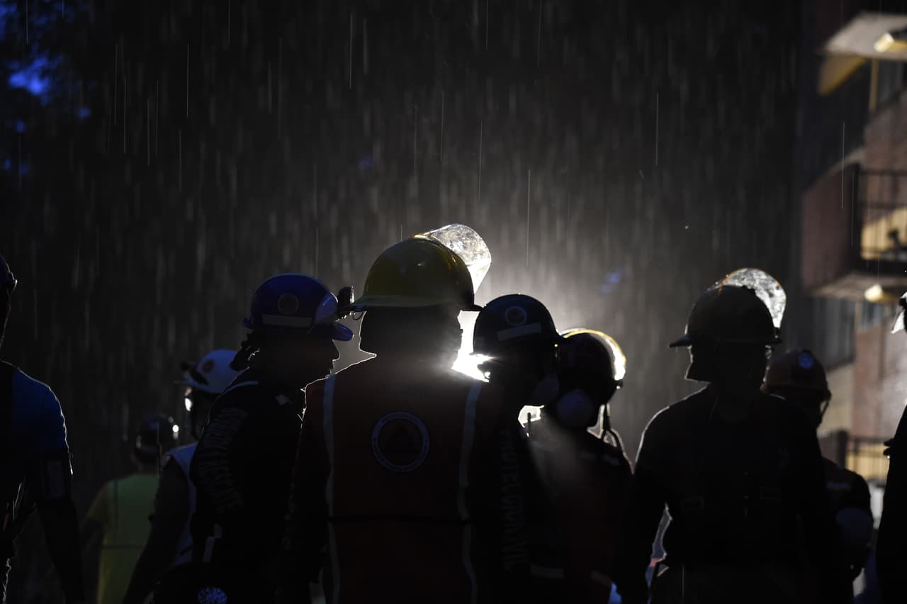 Las lluvias que ahora caen sobre la capital mexicana podrían complicar los trabajos de las autoridades y voluntarios.
