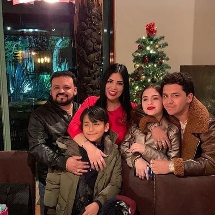 Aparte de Cazzu,
<b>Nodal</b> siempre ha tenido ojos para su mamá Cristy y su hermana, Amely González Nodal.