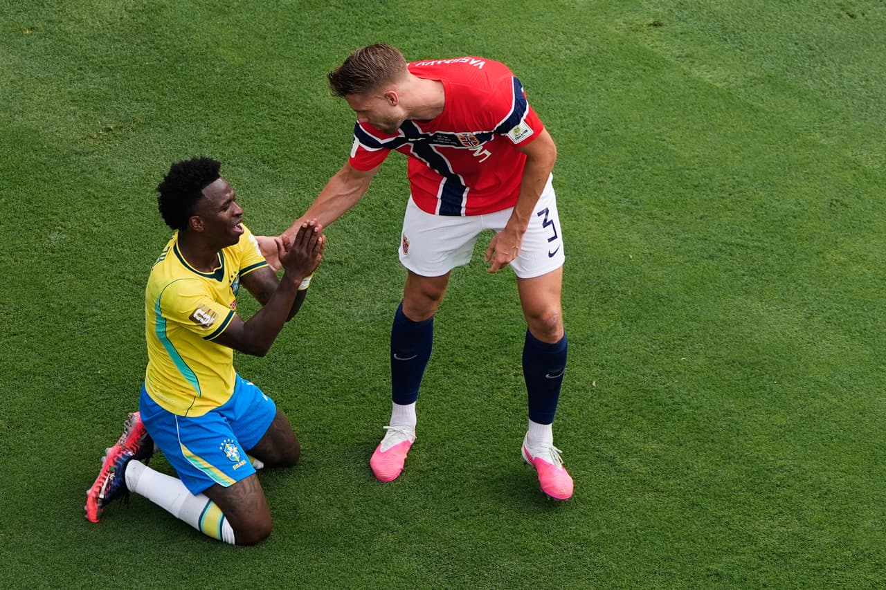 Sander Berge y Vinicius Junior dialogan después de una jugada.