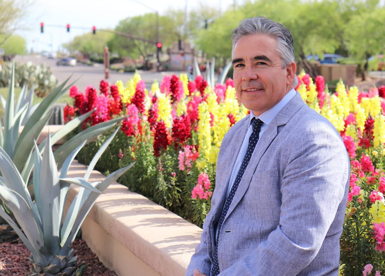 "Quiero ayudarle a mi comunidad": abogado nogaleño busca una silla en la legislatura estatal