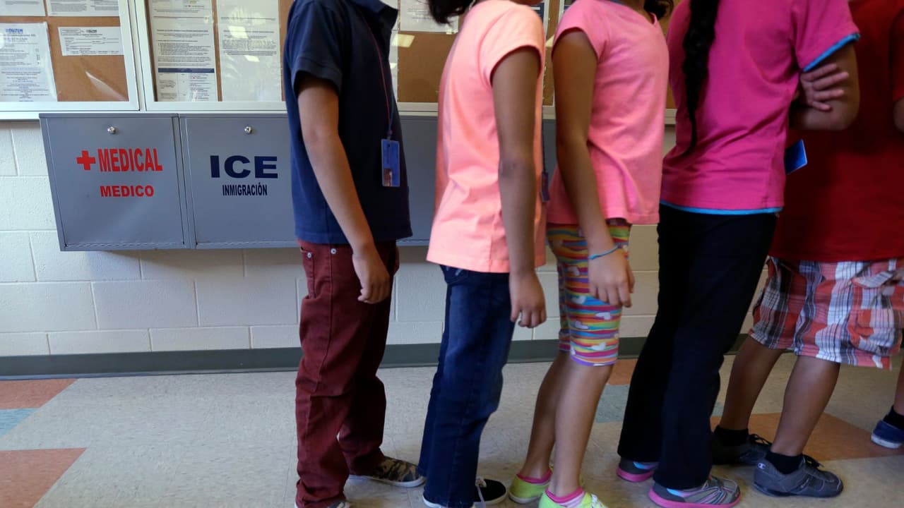 Más de 650 niños fueron detenidos por ICE en California durante el segundo mandato de Trump, según análisis de EdSource
