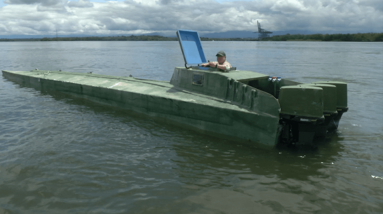 Gerardo Reyes, director del equipo de Univision Investiga, recorrió varios puertos de Colombia para conocer cómo funciona el negocio de los narcosumergibles.