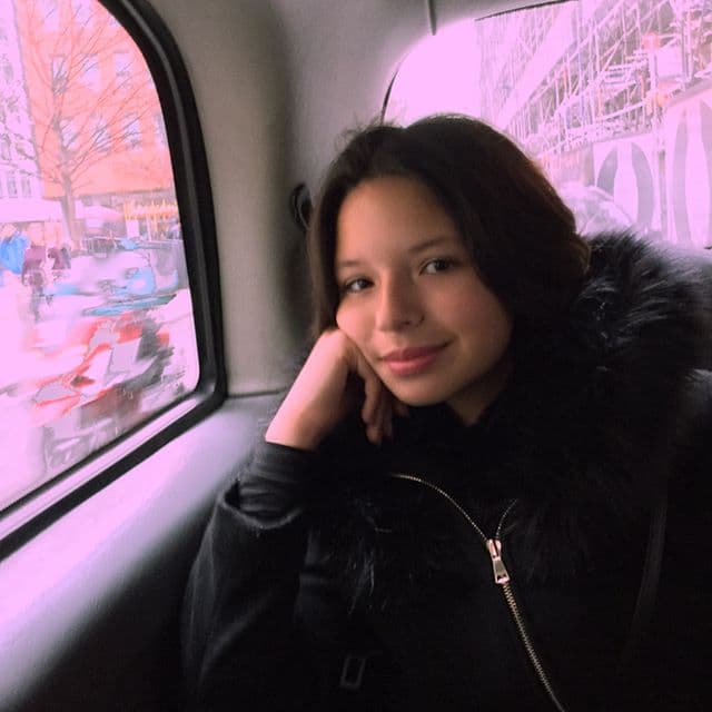 Ángela Aguilar nació el 8 de octubre de 2003.