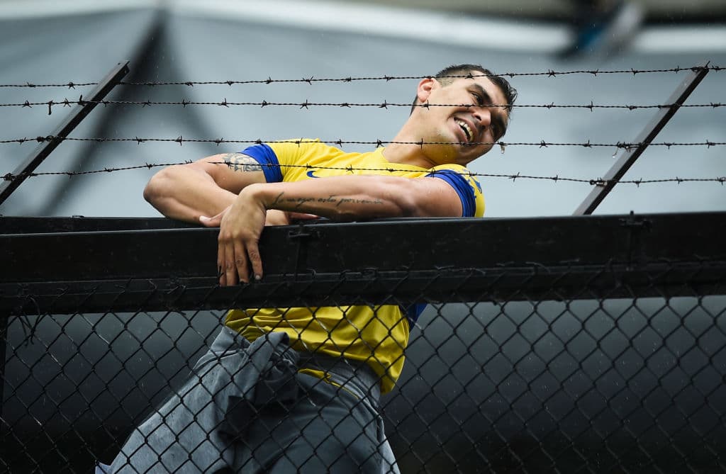 Los hinchas de Boca Juniors y River Plate viven con pasión la ida en la final de Copa Libertadores. Los xeneizes lo disfrutan en La Bombonera, mientras los 'millonarios' apoyan en el Monumental, pues no pueden ir al estadio de su rival.