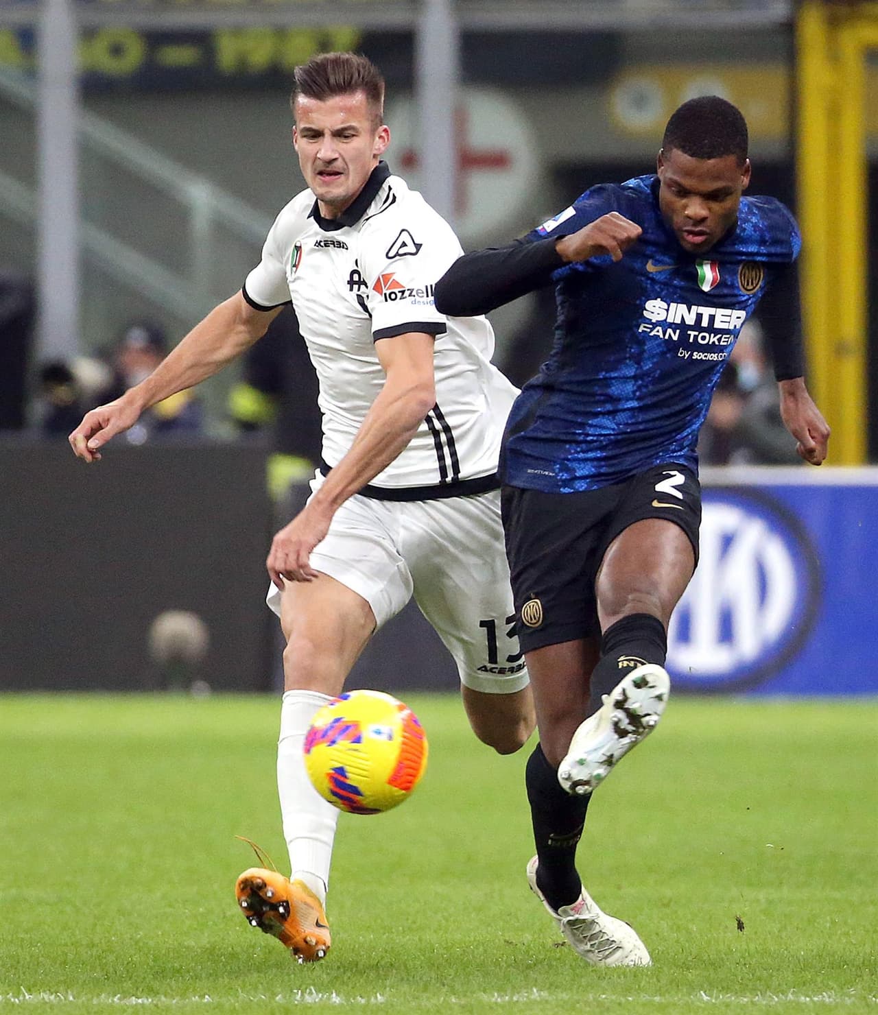 Lautaro Martínez dio una asistencia y anotó de penalti een el triunfo por 2-0 del Inter de Milán en San Siro contra el Spezia. Roberto Gagliardini anotó el primero al minuto 36'.