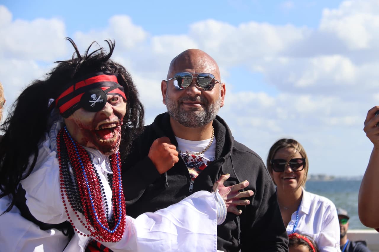 Algunos furiosos piratas “atacaron” a los visitantes, mostrando que siguen conservando la bravía que los caracterizó cuando siguieron al marinero español que tantos barcos capturó.