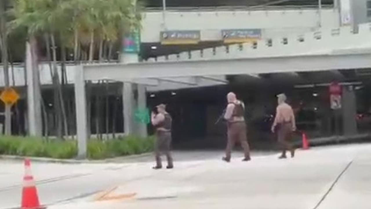 Oficiales fueron observados recorriendo las instalaciones del aeropuerto tras el reporte de los disparos.