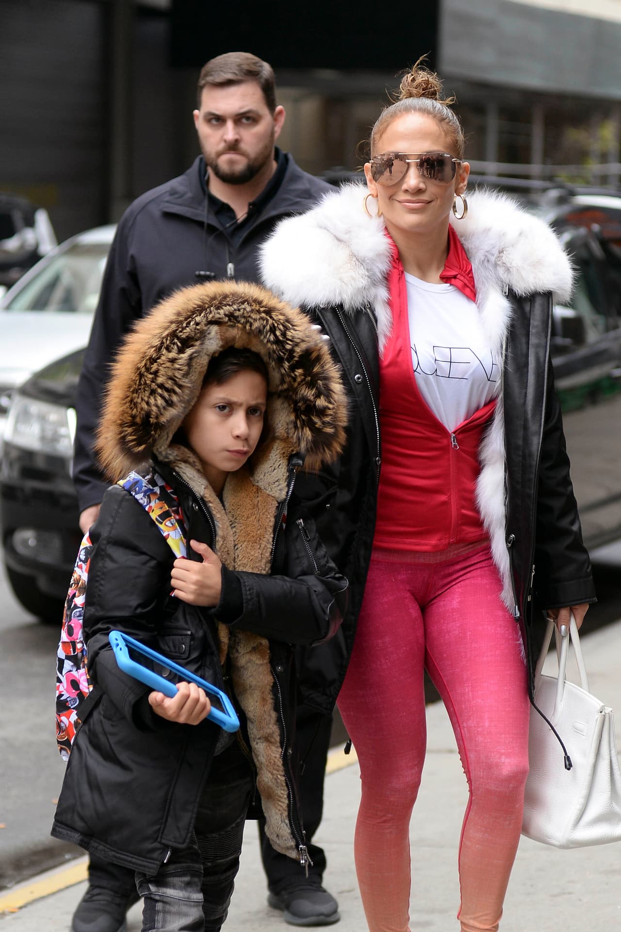 En todo lo que hace,
<b><a href="https://www.univision.com/entretenimiento/jlo-y-a-rod-van-a-segunda-base-buscan-apartamento-nuevo-y-los-mellizos-ya-estudian-en-nueva-york-fotos"> el bienestar de sus hijos es prioridad</a></b>, tal como lo aprendió de su familia. En la foto con el gemelo Max.