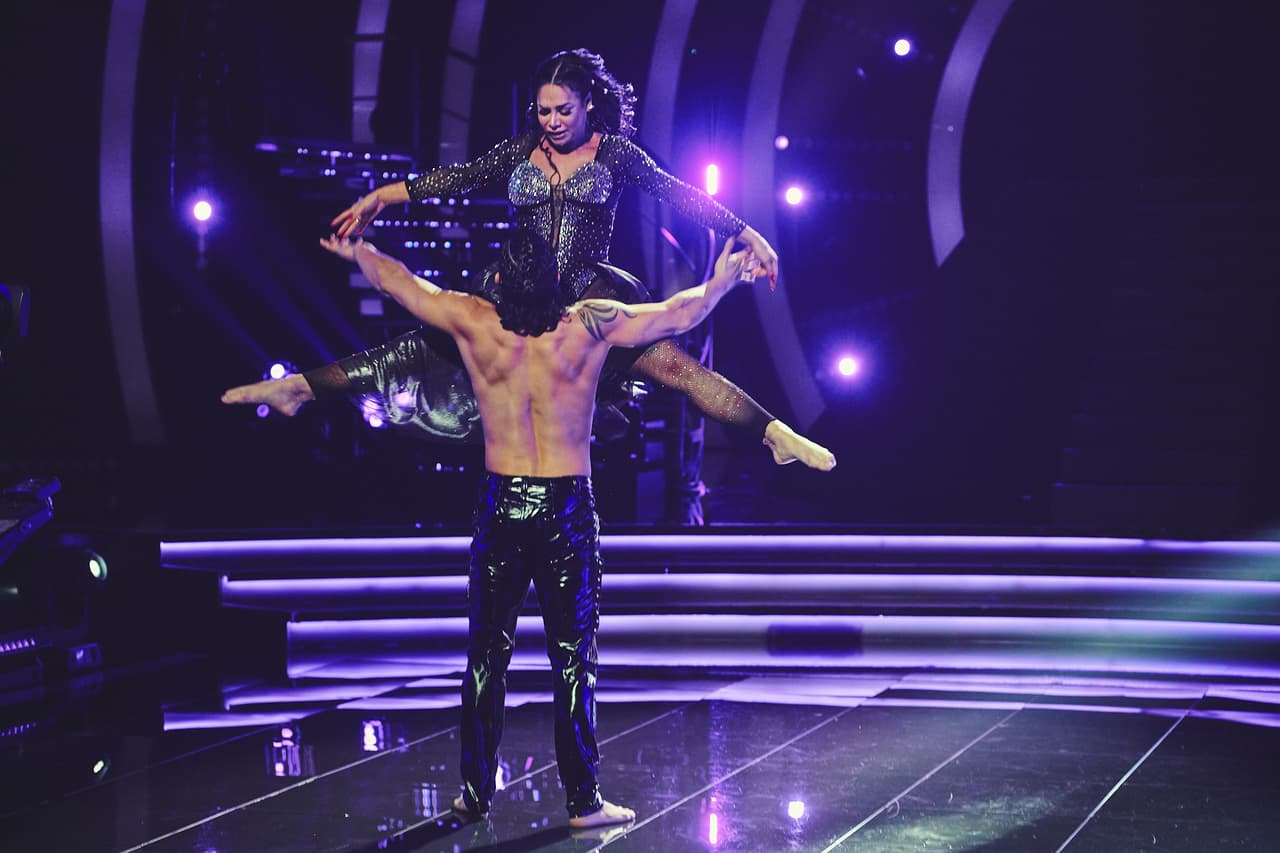 La bailarina cubana conquistó la pista de baile con una coreografía contemporánea. La también actriz dejó el alma en el escenario.