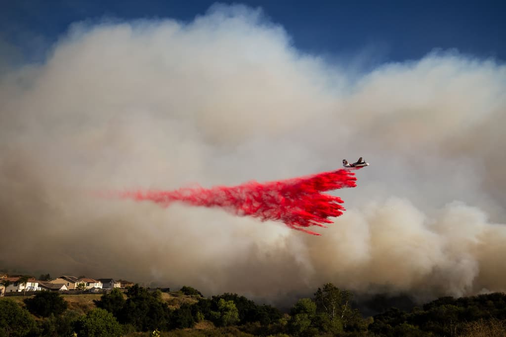 Además de
<b>Chatsworth</b>,
<b>en Los Ángeles están bajo advertencia de desalojo</b> o evacuación los residentes del norte de
<b>Hidden Hills</b>,
<b><a href="https://www.univision.com/local/los-angeles-kmex/loteria-los-angeles/compra-boleto-powerball-gasolinera-shell-calabazas-gana-2-millones" target="_blank">Calabasas</a></b>, West Hills,
<b>Bell Canyon</b>, Agoura Hills,
<b>Box Canyon</b> y la zona de Lake Manor.