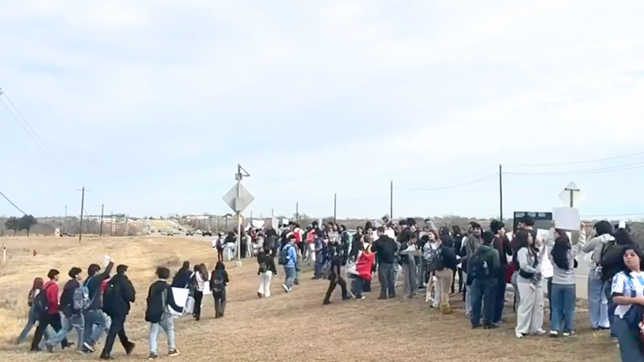 Continúan las protestas estudiantiles contra ICE; padres de familia apoyan su derecho de protestar