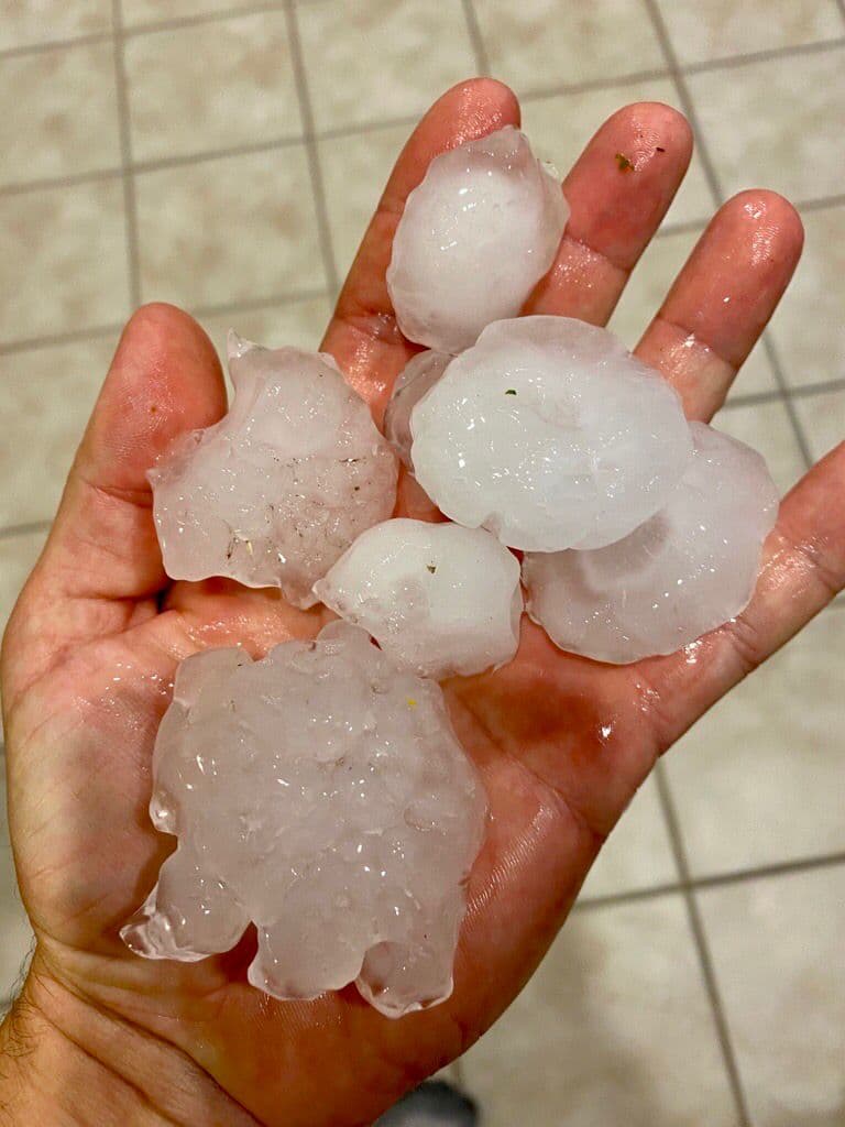 Las imágenes del granizo que caían eran hasta más grandes que una pelota de golf.
<br>