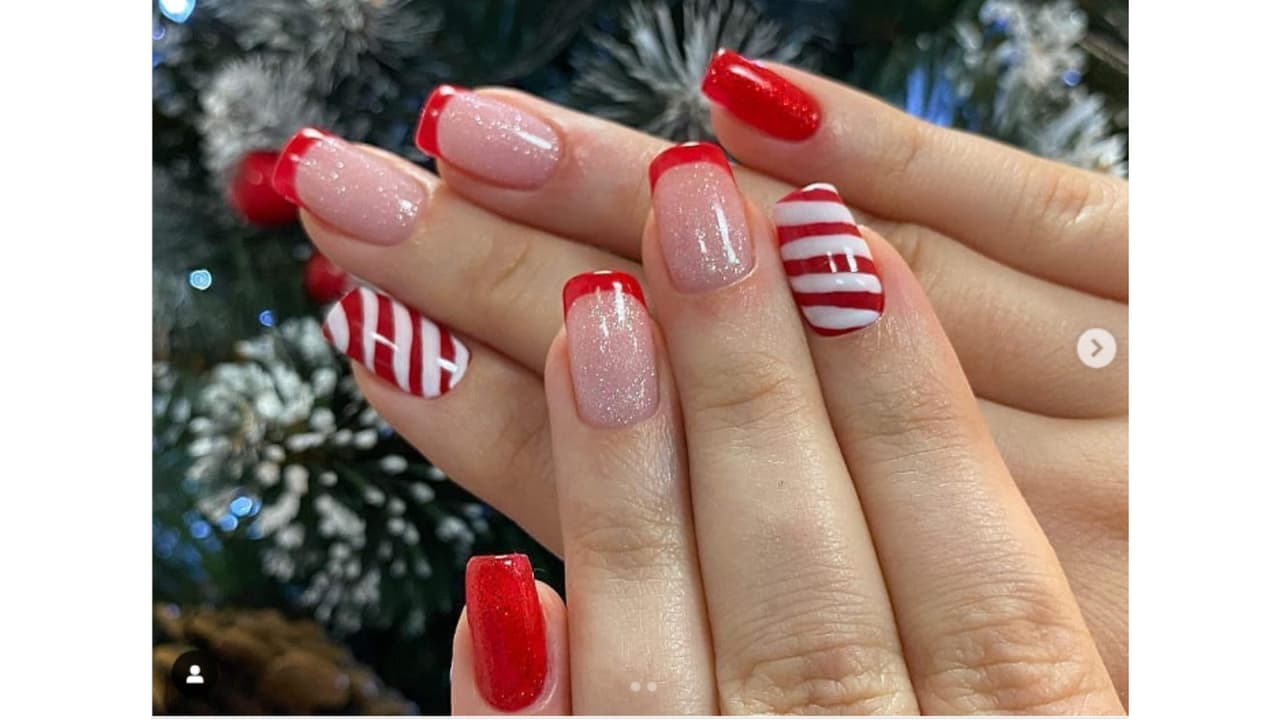 Diseño de Navidad para uñas cortas estilo bastón de caramelo