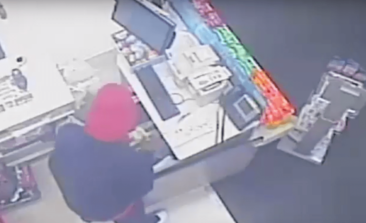 El segundo sospechoso exigió la cartera a un cliente.