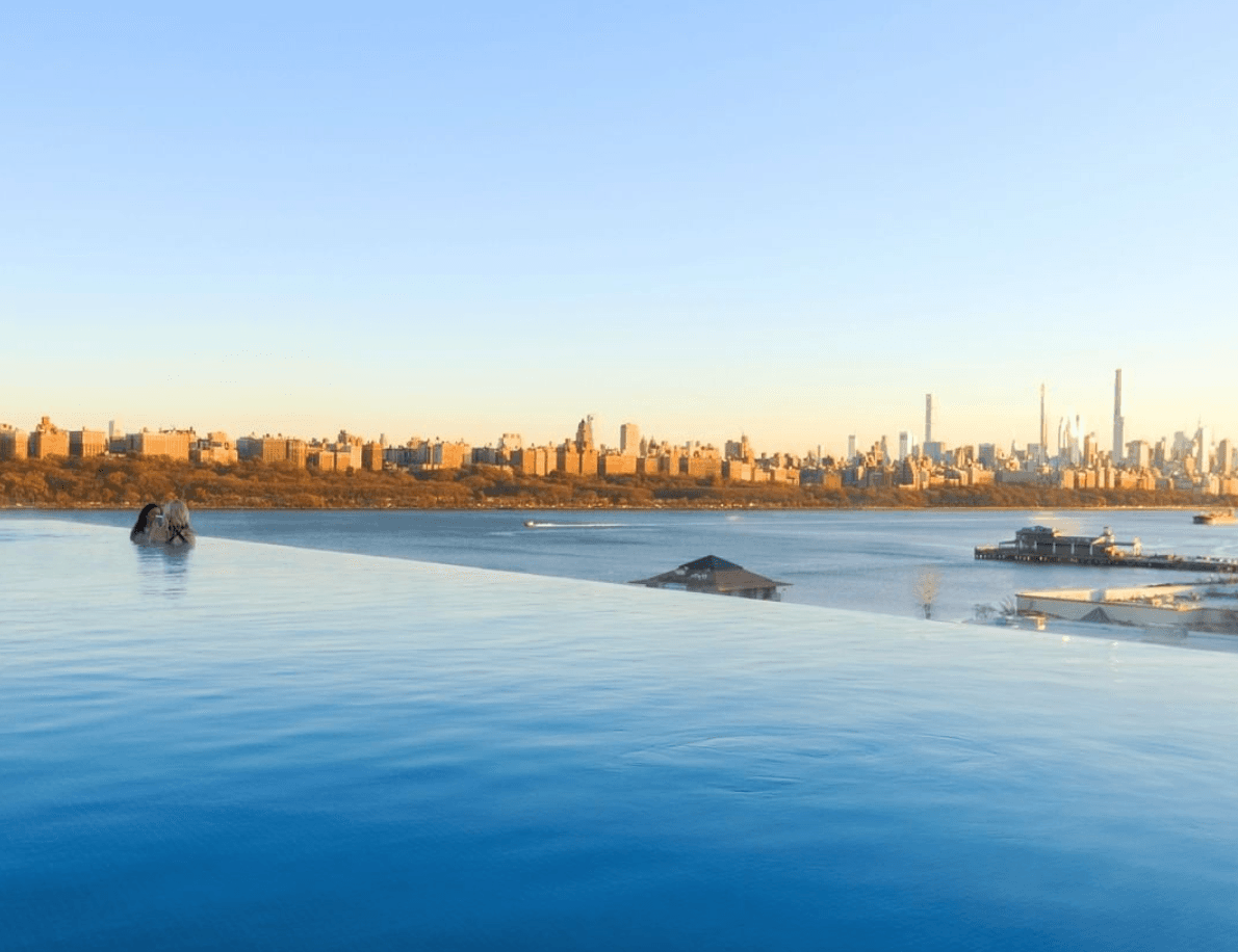 <b>Sojo Spa Club</b>
<br>660 River Rd.,
<br>Edgewater, Nueva Jersey
<br>Tel. 201 313 7200
<br>
<br>¿Hay algo mejor que una piscina al aire libre durante el verano? Si,
<b>¡nueve piscinas al aire libre! </b>Y eso es lo que ofrece este spa. Es cierto, realmente está a 15 minutos de terreno neoyorquino, pero tomando en cuenta su oferta de piscinas y todo lo que se ofrece en los ocho pisos de sus instalaciones, vale la pena ignorar ese tecnicismo.
<br>
<br>Como es el spa coreano más grande del país, podrías probar alguno de sus relajantes masajes, tratamientos de belleza o tratamientos de bienestar físico, cada uno a diferentes tarifas. Pero si lo tuyo es quedarte en la piscina, un pase diario, comienza en $75, e incluye el uso también de los saunas.
<br>