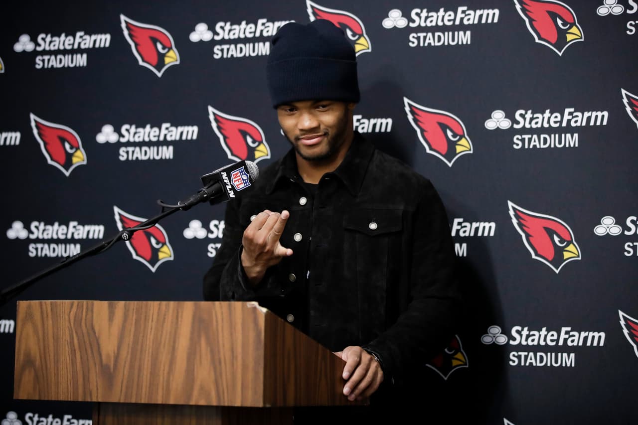 Quarterback Kyler Murray avisa que se hincará durante el himno