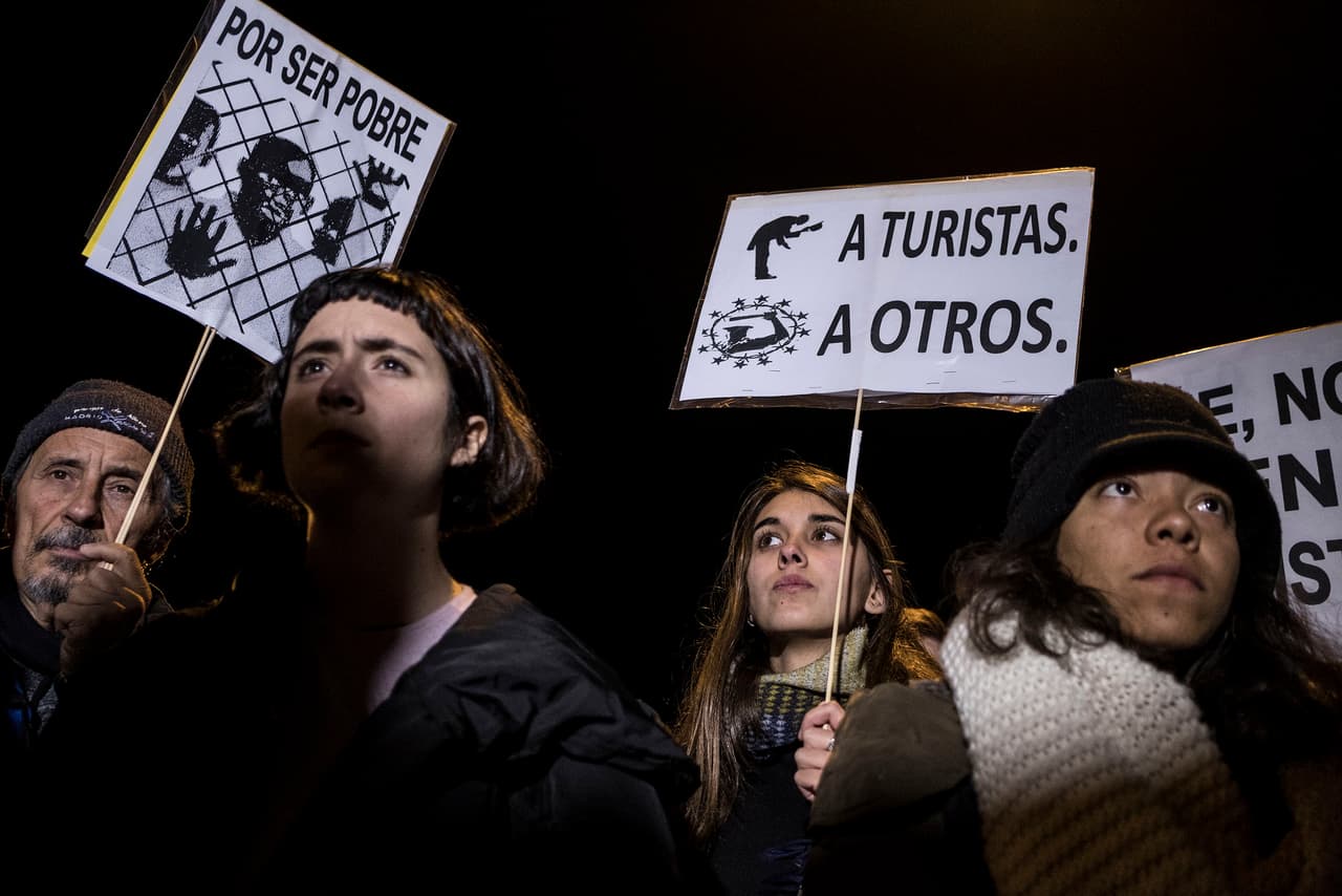 Diferentes colectivos sociales de Madrid convocaron a una concentración frente al Centro de Internamiento de Extranjeros y la Brigada de Extranjería de Madrid para protestar por los problemas existentes para poder solicitar asilo y refugio en España.