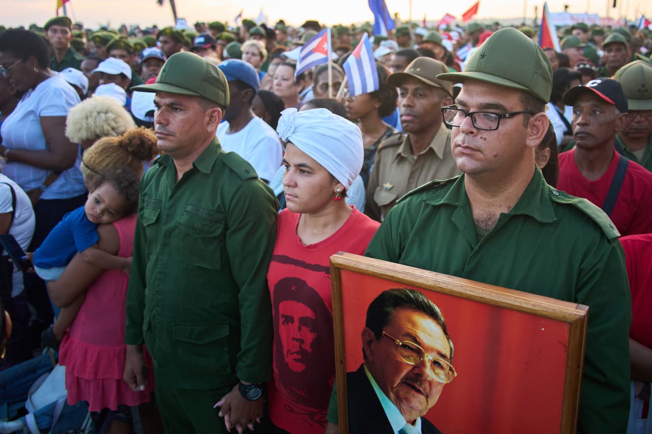 Miembros de las Fuerzas Armadas Revolucionarias portan retratos del expresidente Raúl Castro durante una manifestación en su apoyo frente a la Embajada de Estados Unidos en La Habana, Cuba, el viernes 22 de mayo de 2026, después de que fiscales estadounidenses presentaran una acusación formal imputándole haber ordenado el derribo, en 1996, de aviones civiles pilotados por exiliados radicados en Miami. (Foto AP/Ramon Espinosa)