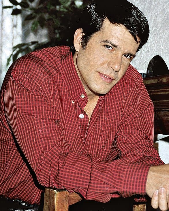 Tras dejar las telenovelas participó en un par de programas unitarios y en la miniserie 'Cumbres borrascosas'. Desde que se alejó de la televisión, el actor se dedica a compartir sus momentos familiares en su cuenta de Instagram.