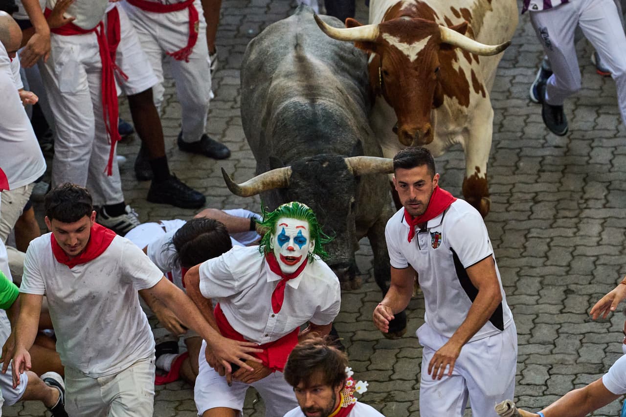 Un corredor fue corneado en la cara y muchos más tuvieron la suerte de no resultar gravemente heridos durante un caótico encierro en las fiestas de San Fermín, en España, el sábado.