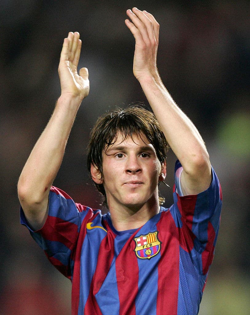El rival fue Espanyol, el hombre de la decisión para el FC Barcelona fue Frank Rijkard, el hombre de la sustitución fue Deco y el 16 de octubre del 2004, el hombre del debut fue Lionel Messi.
<br>Ya se sabía de sus posibilidades y talentos futbolísticos, pero los mismos los enseñó desde el primer momento encarando rivales, combinando con Iniesta en los ocho minutos que jugó. Ganó el conjunto catalán 1-0.