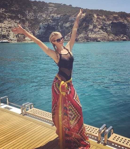 El estilo de Paris al lucir bikinazos es único.