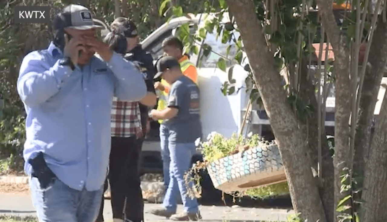 Cuando llegaron los oficiales a la escena, el sospechoso descargó su arma de fuego y los oficiales le dispararon. El individuo resultó herido y fue llevado al hospital.
<br>