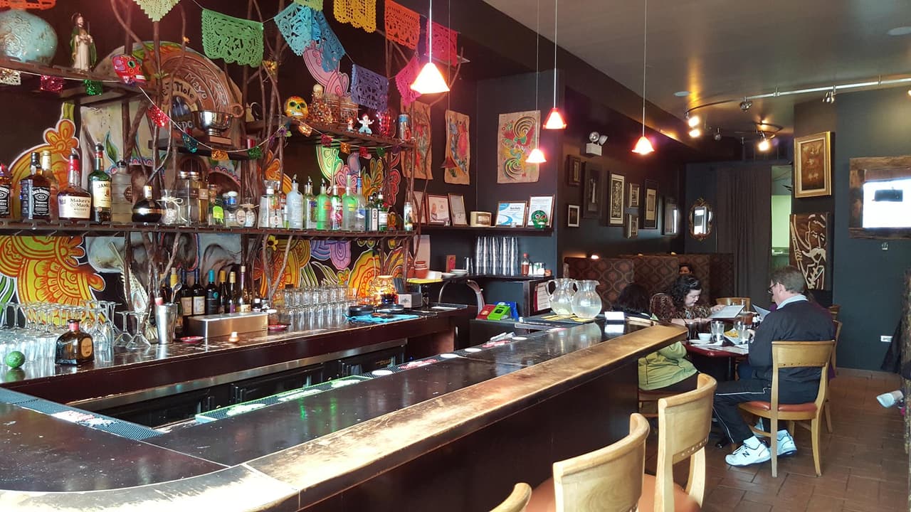 En este restaurante en Pilsen, el arte en las paredes no sólo decora el lugar, también promueve a artistas locales.