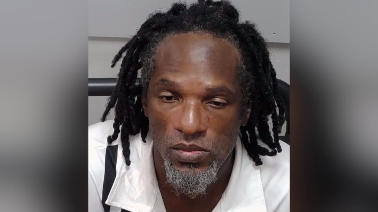 Hombre se esconde en el baño de su ex y luego la amenaza con un cuchillo frente a sus hijos en San Antonio