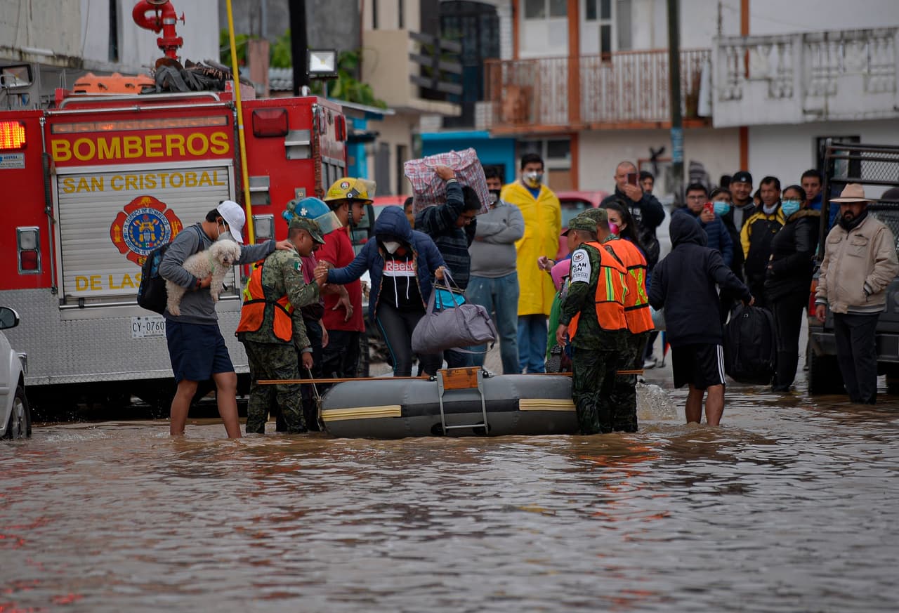 Autoridades rescatan a residentes de San Cristóbal de las Casas, Chiapas. Este estado ha sido severamente afectado por los derrumbes y, hasta el domingo, las autoridades mexicanas contabilizaban 27 fallecidos en México por los fenómenos meteorológicos que han golpeado al país.
<br>