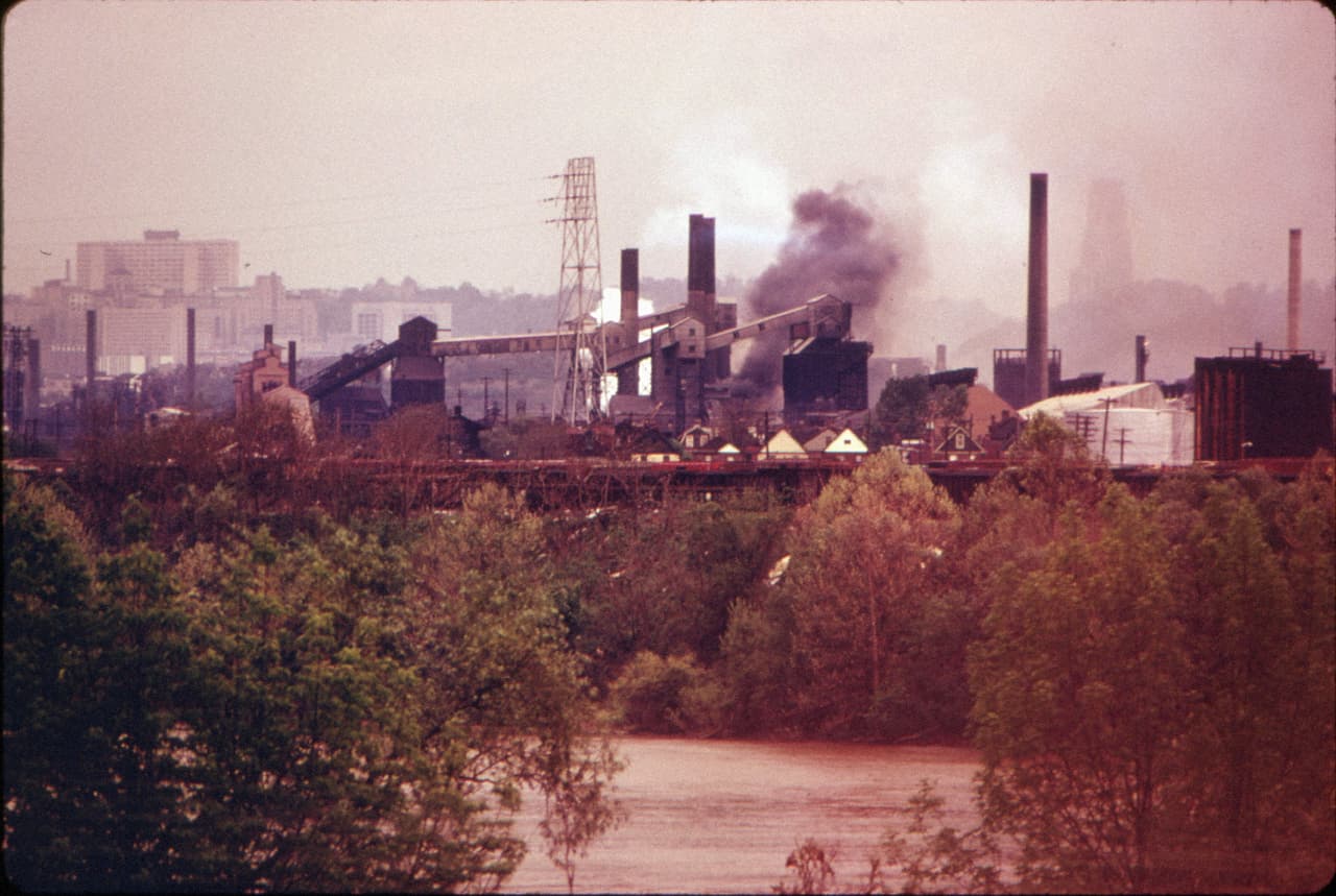 Gases contaminantes expulsados de una planta de acero en Hazelwood, Pensilvania, 1973.