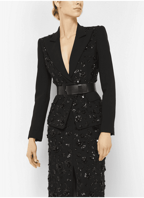 Traje tipo sastre:
<b>Michael Kors.</b> Valor:
<b><a href="https://www.michaelkors.com/floral-embroidered-stretch-pebble-crepe-dinner-jacket/_/R-US_805RKI004B?No=14&color=0001#">falda $4,595 y chaqueta $4,995</a></b>