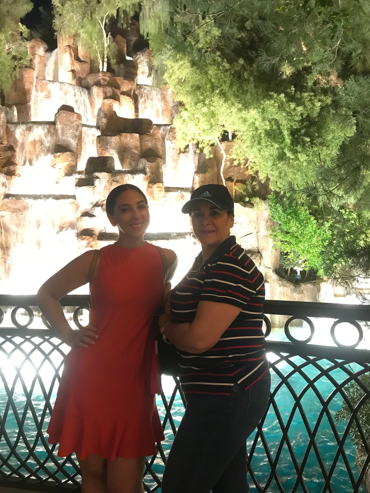 La foto del recuerdo con su mamá no podía faltar durante su última noche en
<b>Las Vegas </b>y pobre del que se quiera casar con ella, porque esta suegra es de cuidado.