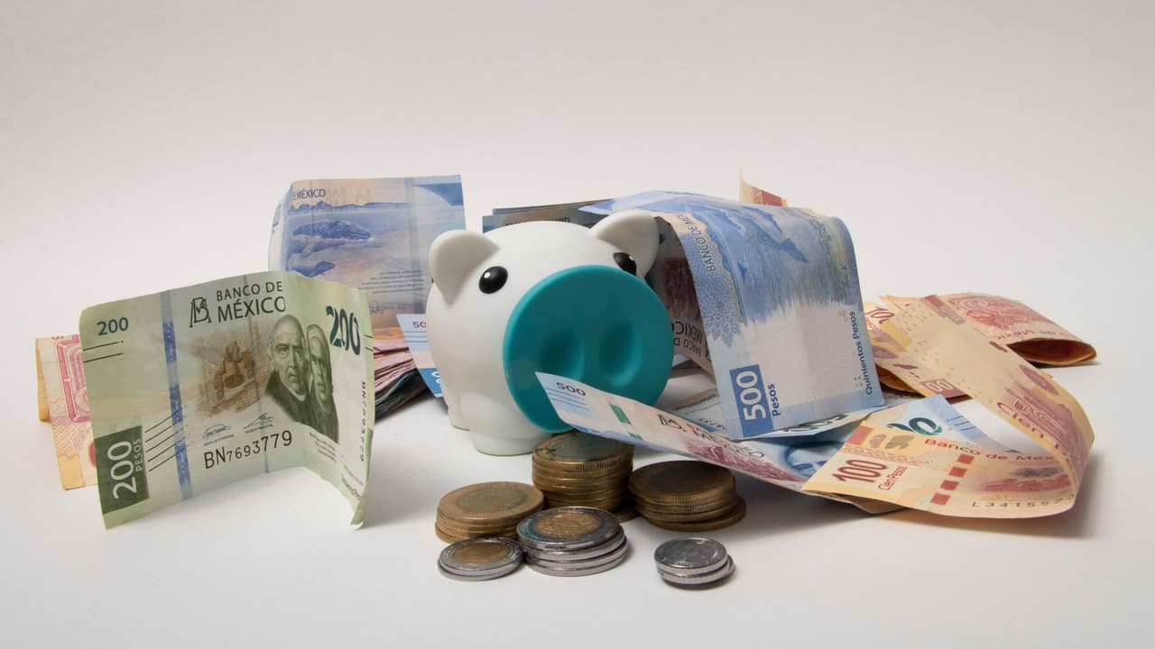 <h3 class="cms-H3-H3">¿Qué es un AFORE y por qué importa desde el extranjero?</h3> Un AFORE es una Administradora de Fondos para el Retiro.
<b>Ahí se deposita el dinero que aportan tu empleador, el gobierno y tú mismo mientras trabajas en México</b>. CONSAR (Comisión Nacional del Sistema de Ahorro para el Retiro) regula estas cuentas y
<b>vigila que se inviertan de manera segura.</b> Si migraste a Estados Unidos, la cuenta sigue a tu nombre, y no importa cuántos años pasen:
<b>tu ahorro está ahí, creciendo en lo que se llaman SIEFORES</b> (fondos de inversión).
<br>La pregunta es
<b>cómo verlo y cómo moverlo desde fuera.</b>